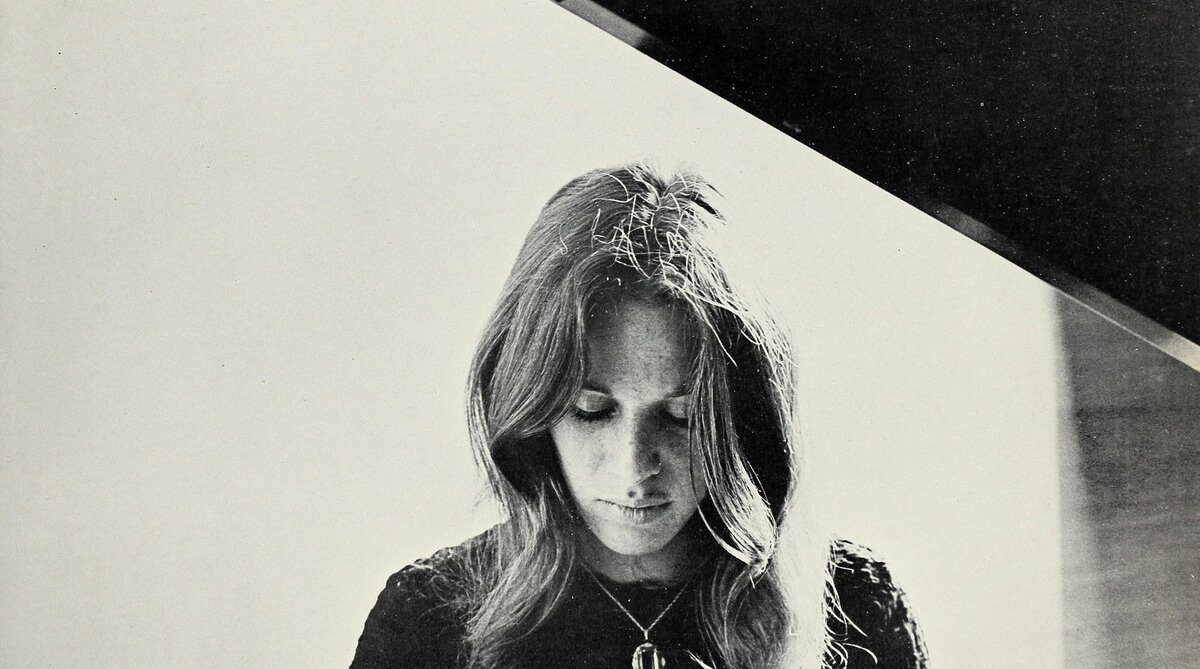 Carole King at the piano in 1971, the year her album Tapestry helped define 70s soft rock