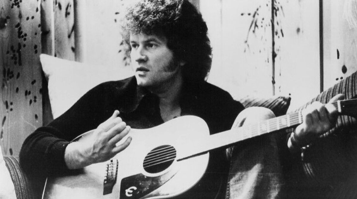Terry Jacks with an acoustic guitar in 1974, the year seasons in the sun hit number one